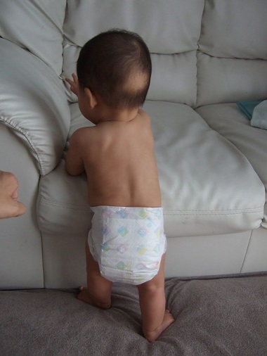 オムツ後ろ姿の8か月の赤ちゃん